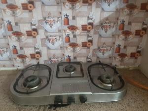 Un horno de estufa colocado frente a una pared en Aashiyana Studio Homestay, en Solan 14 fotos más