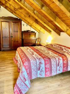 een slaapkamer met een bed en een houten plafond bij Ca Novella Apartment in San Vito di Cadore
