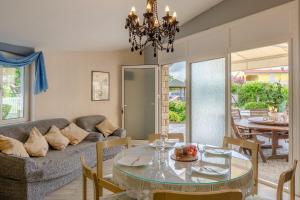 ヴィルにあるVilla Jelena Vir near beachのテーブルとソファのあるリビングルーム