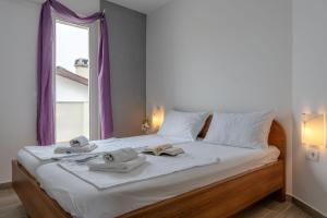 ヴィルにあるVilla Jelena Vir near beachのベッドルーム1室(タオル付きのベッド1台、窓付) +57枚の写真