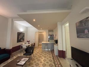 TV a/nebo společenská místnost v ubytování Charming Apartment in the Heart of Valletta