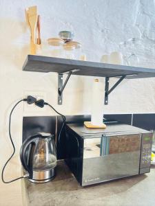 un estante sobre un horno microondas en Luu's Balcony, en Johannesburgo