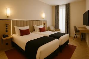 Postel nebo postele na pokoji v ubytování Grand Tonic hôtel & SPA Paris + 29 fotografií