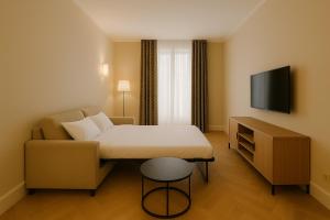 TV a/nebo společenská místnost v ubytování Grand Tonic hôtel & SPA Paris