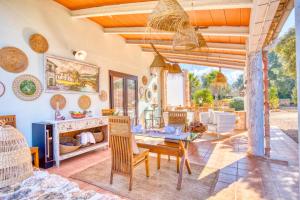a living room with a table and chairs at Finca Can Puput Bó in Son Gual