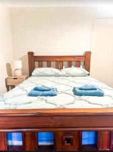 Un pat sau paturi într-o cameră la Oliva Resort and Serviced apartment