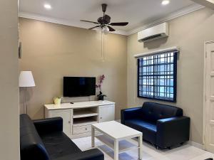 TV a/nebo společenská místnost v ubytování Townhouse by YaShe