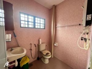 Koupelna v ubytování Townhouse by YaShe + 4 fotografie