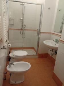 Un baño con ducha, inodoro y lavabo. en Ulisse 1, en Nápoles 3 fotos más