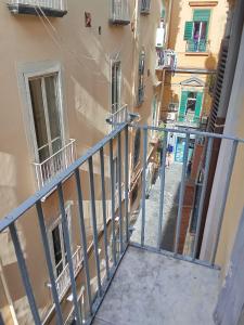 una vista de un balcón desde un edificio en Ulisse 1, en Nápoles