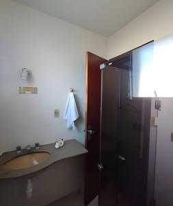a bathroom with a sink and a shower at Cobertura com 4 quartos e ar condicionado in Cabo Frio