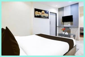 TV a/nebo společenská místnost v ubytování Hotel The Shivay Palace Near Ram janam Bhoomi - Free Wi-fi and Parking Facilities - Fully Air conditioning Comfortable Room - Best Budget Hotel IN Ayodhya