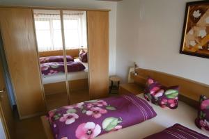 En eller flere senge i et værelse på Gästehaus Lamprecht