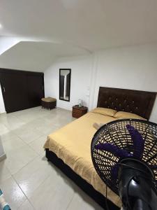 Ένα ή περισσότερα κρεβάτια σε δωμάτιο στο Acogedora Casa Cerca Del Graffiti De La Comuna 13