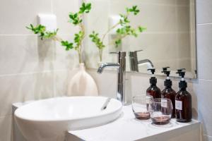 Et badeværelse på Landmark Horizon Apartment + 194 billeder