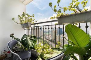 En balkon eller terrasse på Landmark Horizon Apartment