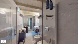 un ampio bagno con servizi igienici e lavandino di Loft Matteotti by Florence Sweet Homes a Scandicci Altre 10 foto