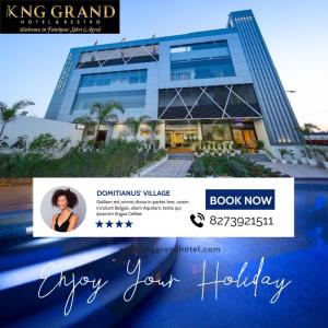 Fatehpur SīkriHotel KNG Grand的一栋建筑的横幅上写着“祝您假期愉快”