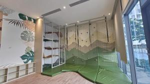 uma sala com uma parede com a visualização de uma sala com em A lovely Apartment for your Trip in HCMC em Cidade de Ho Chi Minh mais 24 fotografias