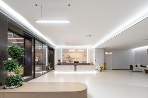 El lobby o recepción de Baiyun airport KongGang airport hotel -24hours ree shuttle bus