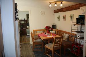 ein Esszimmer mit Tisch und Stühlen in der Unterkunft Haus Ewald in Enkirch