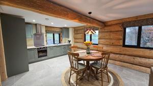 ein Esszimmer mit Tisch und Stühlen in einer Küche in der Unterkunft Kingfisher Cabin in Broughton in Furness