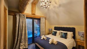 ein Schlafzimmer mit einem Bett mit zwei Teddybären darauf in der Unterkunft Kingfisher Cabin in Broughton in Furness + 6 Fotos