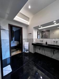 een badkamer met een wastafel en een spiegel bij Dimora Donna Elena in Napels +30 foto's