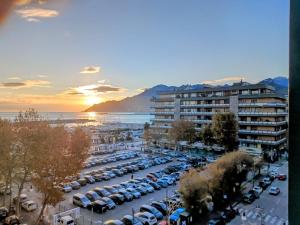 un parcheggio con auto parcheggiate di fronte a un edificio di Room with a view a Salerno
