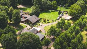 an aerial view of a house with cars parked in the driveway at HolaCamp Aran Aventura in Les