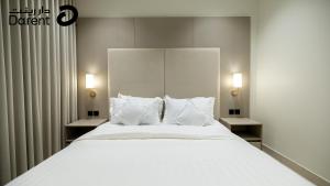 Ένα ή περισσότερα κρεβάτια σε δωμάτιο στο Royal Two Bedroom with Private Terrace Olaya