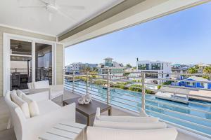 Bazén v ubytování Gorgeous 6 Bedroom New Build 261 Carolina Ave- Heated Pool home nebo v jeho okolí