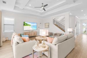 Posezení v ubytování Gorgeous 6 Bedroom New Build 261 Carolina Ave- Heated Pool home