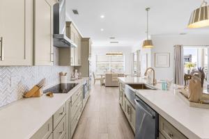 Kuchyň nebo kuchyňský kout v ubytování Gorgeous 6 Bedroom New Build 261 Carolina Ave- Heated Pool home + 37 fotografií