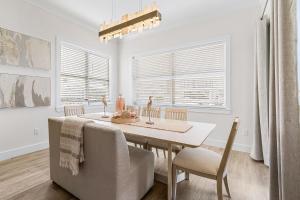 Fotografie z fotogalerie ubytování Gorgeous 6 Bedroom New Build 261 Carolina Ave- Heated Pool home v destinaci Fort Myers Beach