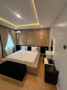 una camera da letto con un letto e un lavandino di Sweet Home hotel a Lekki