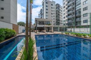 una gran piscina en medio de un edificio en Vista Baía do Pontal • Piscina • Ao Lado Gbarbosa, en Pontal de São João da Barra