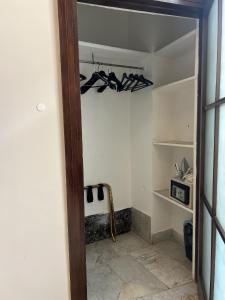 een kamer met een kast met schoenen aan de muur bij Dimora Donna Elena in Napels
