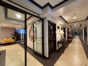 un pasillo de una casa con puertas de cristal en D' Leonor Hotel, en Davao City