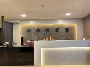 una cocina con encimera y barra en D' Leonor Hotel, en Davao City 54 fotos más