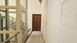 un corridoio con porta in legno in una casa di Loft Matteotti by Florence Sweet Homes a Scandicci