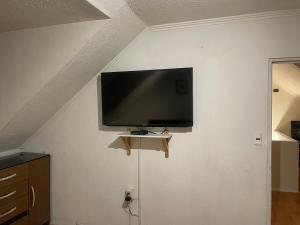 a flat screen tv hanging on a wall at habitaciones exclusivas in Curicó