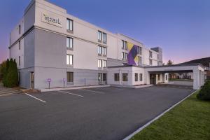 菲什基尔Spark by Hilton Fishkill的一座带有停车场的白色大楼