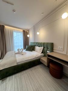 Un dormitorio con una cama con una cinta encima. en Airport dream - Modern, King size beds, en Someşeni