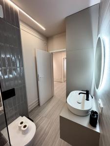 Un baño con lavabo, ducha e inodoro. en Airport dream - Modern, King size beds, en Someşeni 17 fotos más