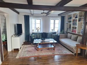 TV a/nebo společenská místnost v ubytování Klockargården Örja byväg 17