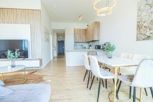 Una cocina y un comedor con mesa y sillas. en Fancy 2BR & 1LR Apartment Panoramic Sky View, en Nivy