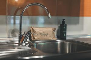 a kitchen sink with a faucet and a paper bag at HolaCamp Aran Aventura in Les +63 photos