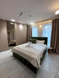 1 dormitorio con 1 cama grande con arco en Airport dream - Modern, King size beds, en Someşeni