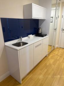 una cocina con fregadero y encimera en Orbi city d block, en Batumi